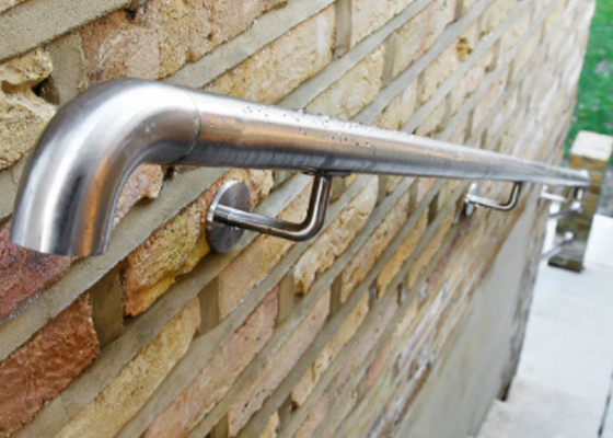 中国 構造建築物のための安定した安全なステンレス鋼の壁に取り付けられた手すり サプライヤー
