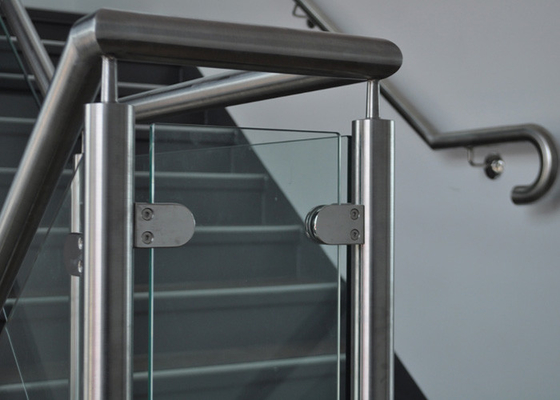 中国 カスタマイズされた設計ガラス階段柵、審美的なステンレス鋼のガラス柵 サプライヤー