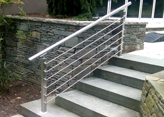 中国 展覧会の中心のための高い平面度のステンレス鋼の柵/ステンレス鋼の階段手すり サプライヤー